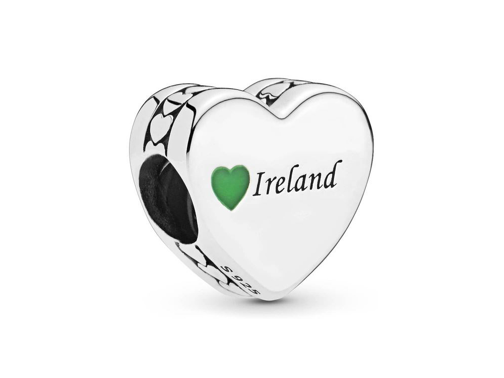 Herzförmiger Charm aus Silber mit grünem Herz und der Aufschrift Ireland, verziert mit einem filigranen Design. Ideal für persönliche Armbänder von Pandora.