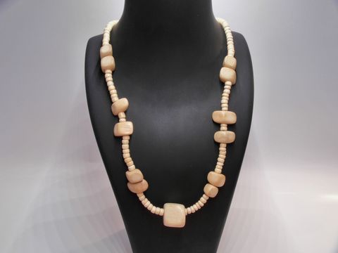 Holzkette aus naturbraunem Holz, Multiform, 23 mm, 60 cm lang, von der Marke Juwelier Harnisch, mit verschiedenen Holzperlen in unterschiedlichen Formen und Farben.