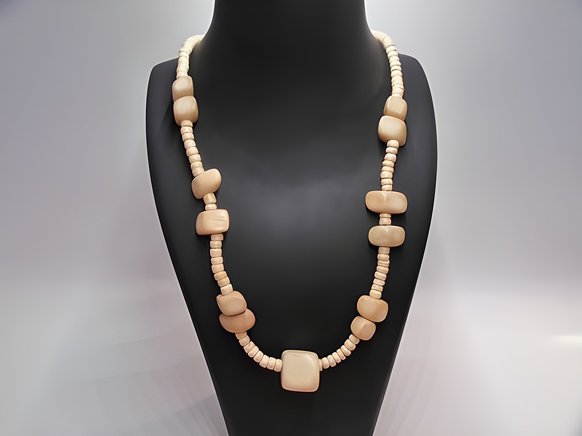 Holzkette aus naturbraunem Holz, Multiform, 23 mm, 60 cm lang, von der Marke Juwelier Harnisch, mit verschiedenen Holzperlen in unterschiedlichen Formen und Farben.
