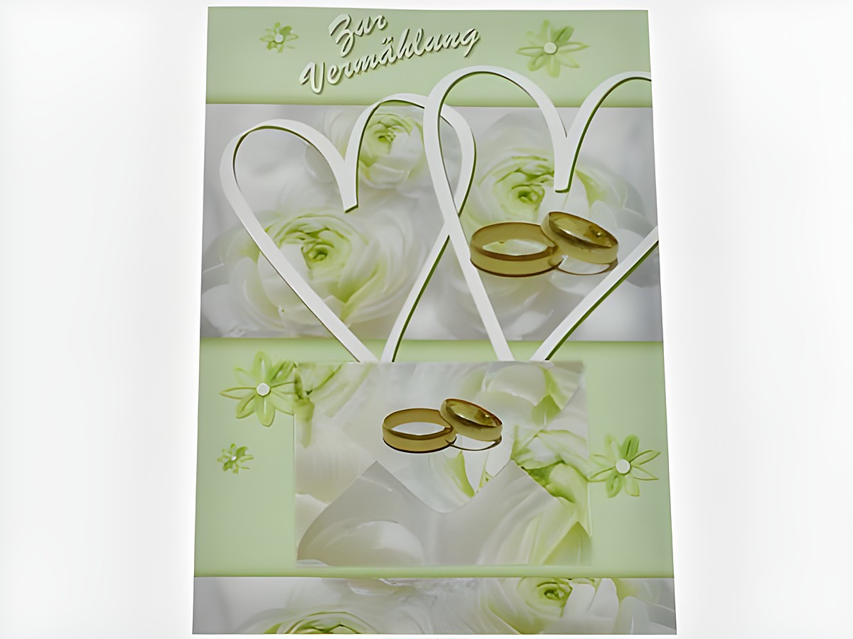 Hochzeitskarte mit Umschlag in sanften Grüntönen, verziert mit weißen Rosen, zwei ineinandergelegten Herzen und Eheringen. Hersteller: Juwelier Harnisch, ideal für Hochzeitsfeiern.