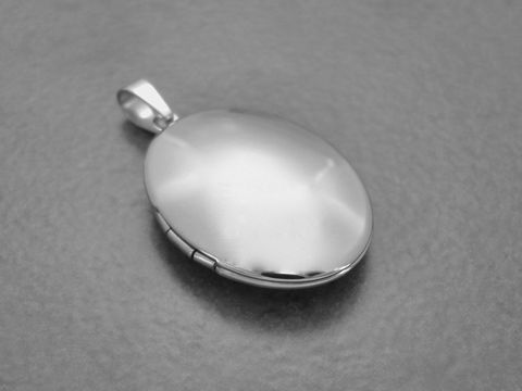 Medaillon aus Edelstahl oval und schlicht poliert von Juwelier Harnisch, elegantes Design mit Hochglanzoberfläche, ideal für persönliche Gravuren oder als Schmuckstück.
