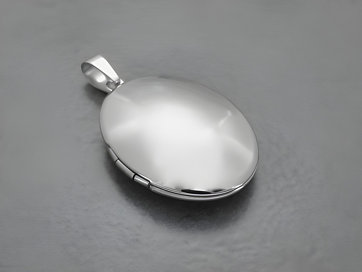 Medaillon aus Edelstahl oval und schlicht poliert von Juwelier Harnisch, elegantes Design mit Hochglanzoberfläche, ideal für persönliche Gravuren oder als Schmuckstück.