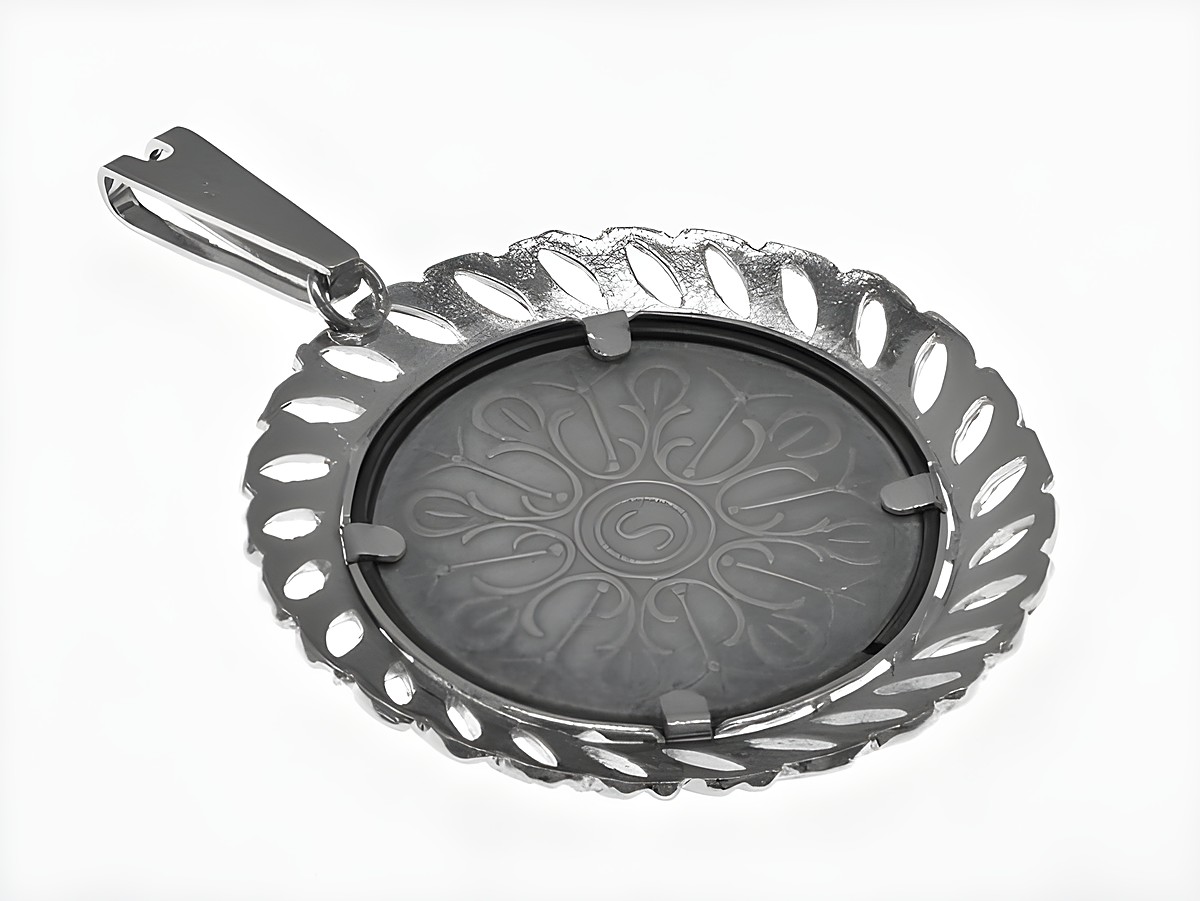 Münzfassung Anhänger mit Platz für eine echte Silbermünze, J.F. Kennedy. Hochwertige Verarbeitung des Herstellers Juwelier Harnisch, diverses Motiv. Elegantes Design mit filigraner Umrandung. – Ansicht 2
