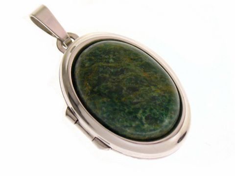 Afrika Jade Medaillon mit Cabochon aus grünem Stein in rhodiniertem Sterling Silber gefertigt, Hersteller Juwelier Harnisch. Elegantes Schmuckstück für besondere Anlässe.