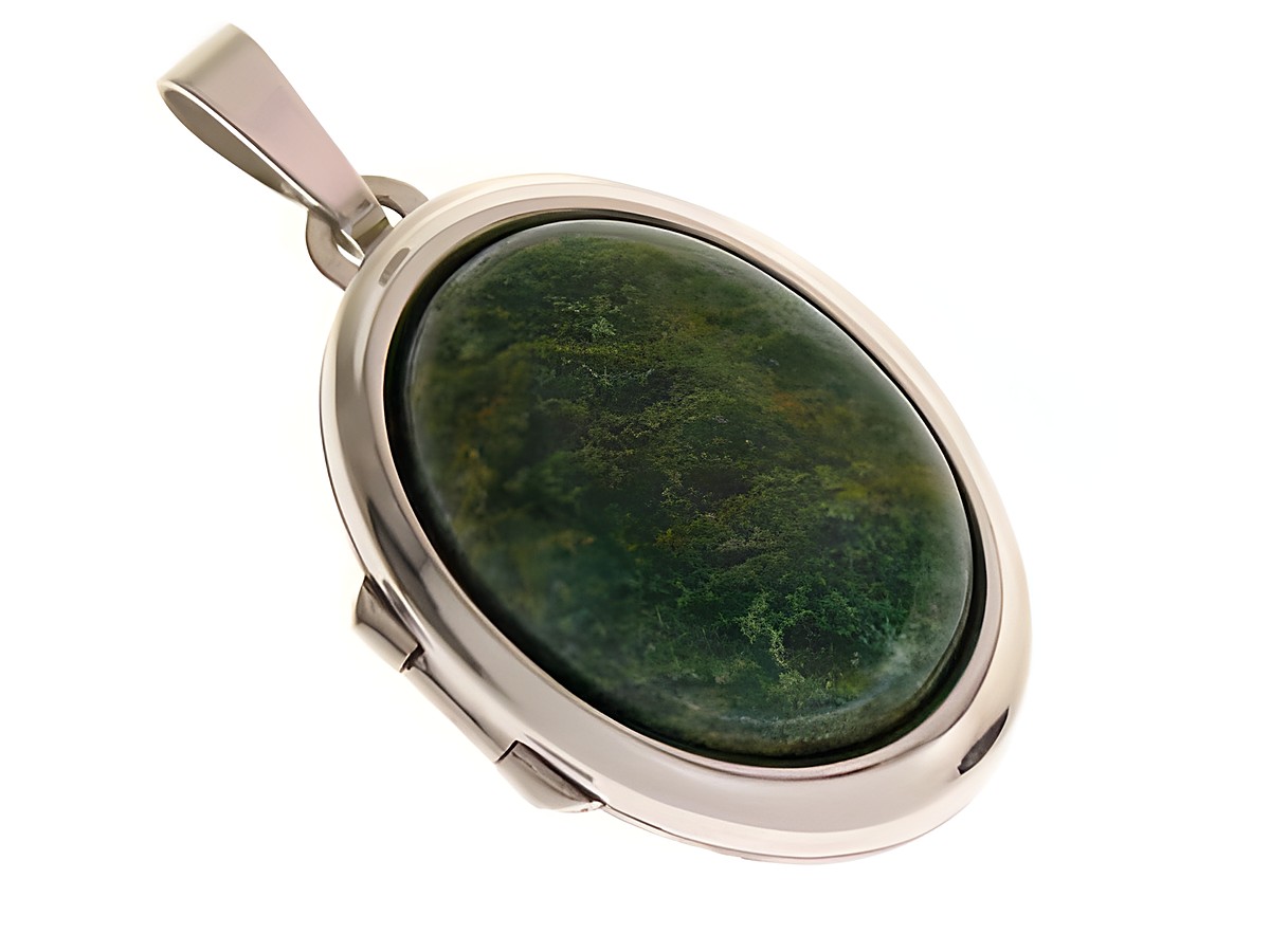 Afrika Jade Medaillon mit Cabochon aus grünem Stein in rhodiniertem Sterling Silber gefertigt, Hersteller Juwelier Harnisch. Elegantes Schmuckstück für besondere Anlässe.
