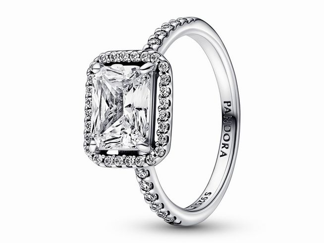 Eleganter Pandora Ring aus Sterling Silber mit einem rechteckigen, funkelnden Zirkonia in klarer Farbe und glitzernden Steinen entlang des Bandes, Größe 58.