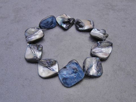 Perlenarmband aus graublauen Perlmuttperlen mit Gummizug, 20 cm lang, Hersteller Juwelier Harnisch, ideal für einen eleganten Look.