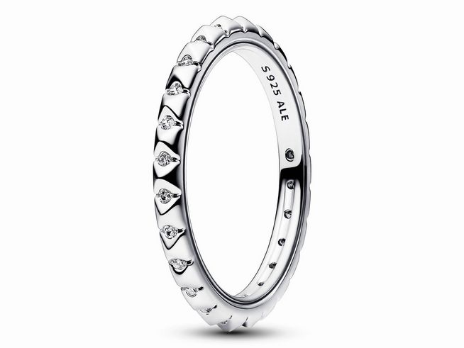 Eleganter Pandora ME Pyramidenring aus Sterling Silber mit Zirkonia, Größe 46, feines Design mit markanten pyramidenförmigen Elementen und glänzenden Akzenten.