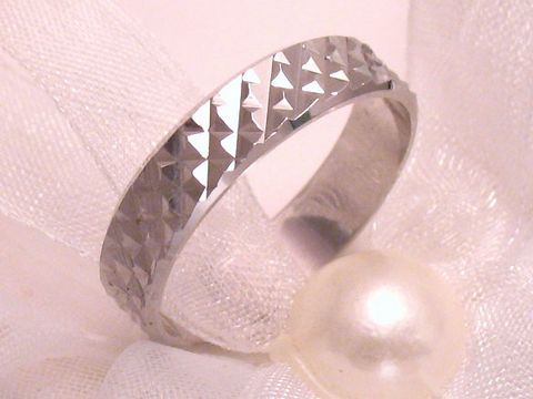 Trauring Ehering aus weißem glänzendem Gold 585 in Größe 62/19,7, gefertigt von Juwelier Harnisch, mit einer moderne facettierten Oberfläche, perfekt für den besonderen Anlass.