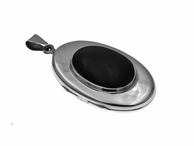 Medaillon Onyx oval poliert aus Sterling Silber, hergestellt von Juwelier Harnisch, elegantes Design mit schwarzem Onyx und glänzender Silberoberfläche. Ideal als Schmuckstück oder Geschenk.