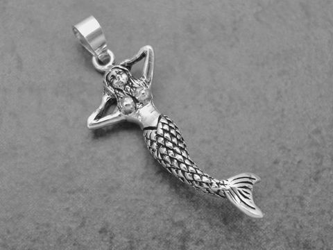 Silber Anhänger in Form einer beweglichen Meerjungfrau, detailreich gestaltet, Hersteller Juwelier Harnisch, fantasievolles Design, ideal für Schmuckliebhaber und als Geschenk.