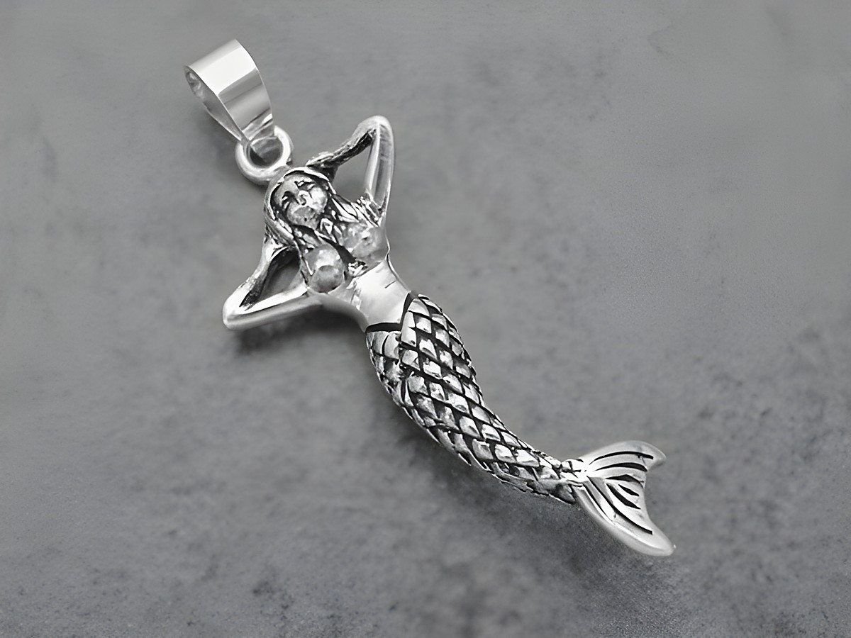 Silber Anhänger in Form einer beweglichen Meerjungfrau, detailreich gestaltet, Hersteller Juwelier Harnisch, fantasievolles Design, ideal für Schmuckliebhaber und als Geschenk.