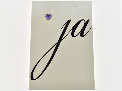Hochzeitskarte mit lila Glitzerstein in Herzform und dem Wort ja in geschwungener Schrift, hergestellt von Juwelier Harnisch, ideal für Hochzeitsanlässe.