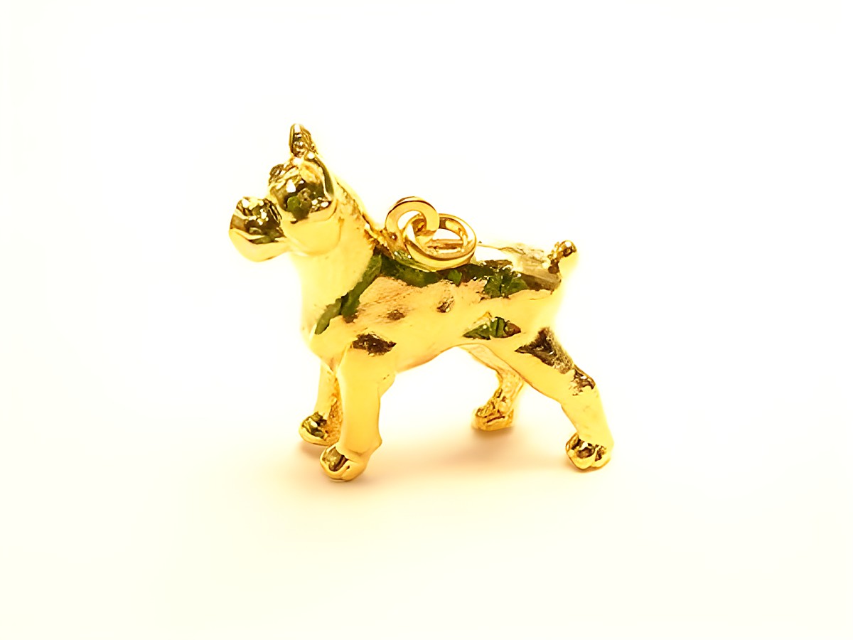 Gold Anhänger in Form einer Dogge, Hersteller Juwelier Harnisch, im Stil eines Kampfhundes, ideal für Tierliebhaber und Schmuckfans.