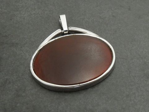 Retro Silber Anhänger rhodiniert mit ausdrucksstarkem Karneol, hergestellt von Juwelier Harnisch, zeigt einen ovalen Stein in edlem Design. Ideal für stilvolle Akzente.