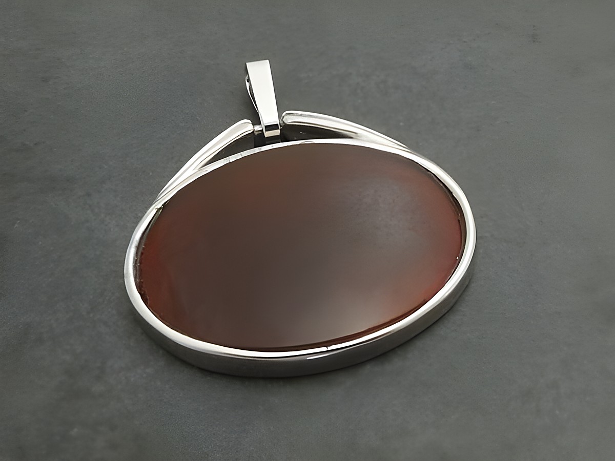 Retro Silber Anhänger rhodiniert mit ausdrucksstarkem Karneol, hergestellt von Juwelier Harnisch, zeigt einen ovalen Stein in edlem Design. Ideal für stilvolle Akzente.
