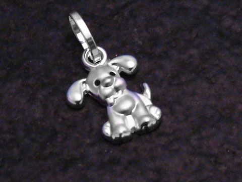 Eine niedliche Hund-Anhänger aus Sterling Silber für Kinder, hergestellt von Juwelier Harnisch, mit einem freundlichen Hunde-Design. Ideal als Schmuckstück für junge Tierliebhaber.