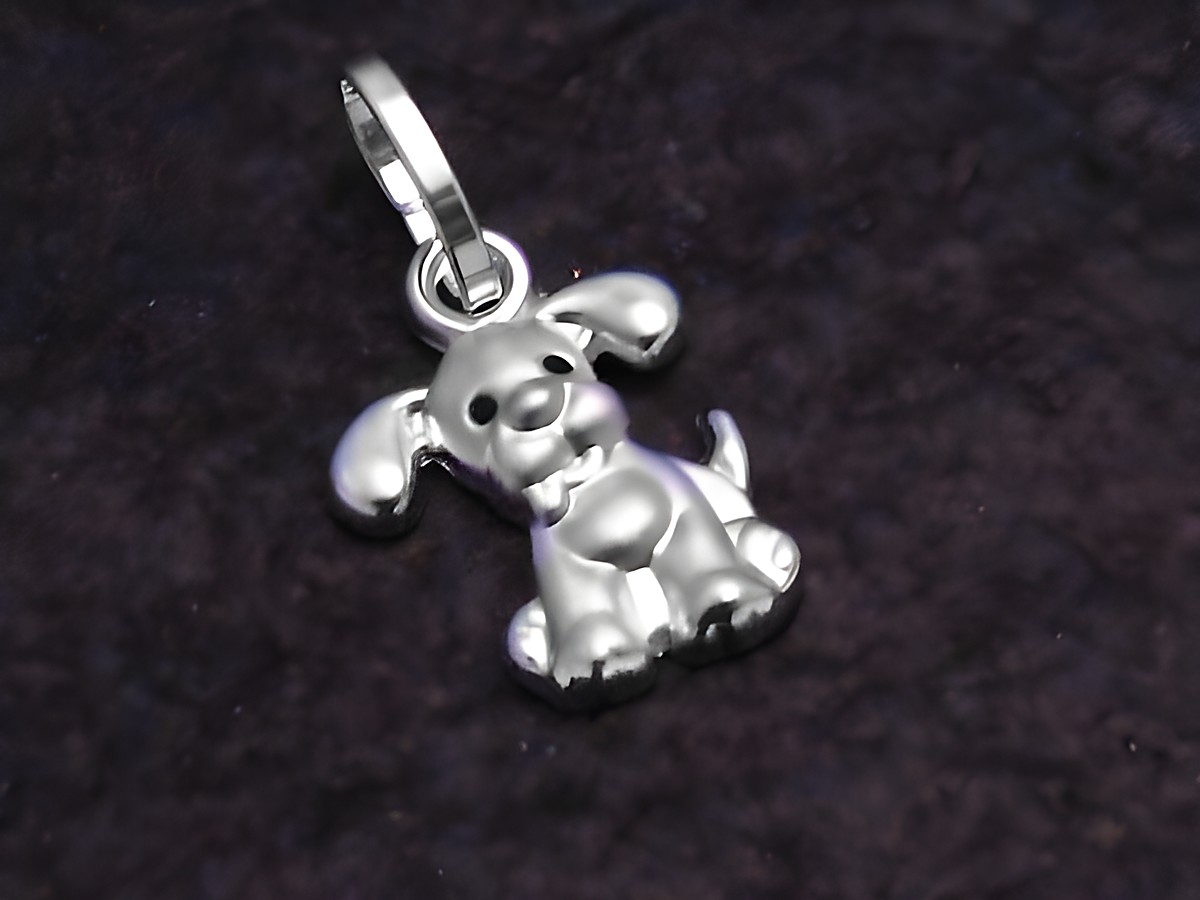 Eine niedliche Hund-Anhänger aus Sterling Silber für Kinder, hergestellt von Juwelier Harnisch, mit einem freundlichen Hunde-Design. Ideal als Schmuckstück für junge Tierliebhaber.