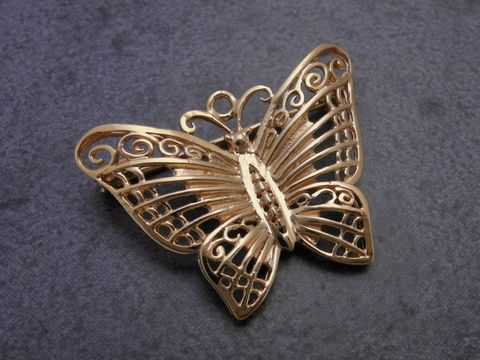 Gold Brosche tierisch Gold 333 Schmetterling Anstecknadel Hersteller Juwelier Harnisch Broschen filigran gearbeitet mit geschwungenem Design und glänzender Oberflächenstruktur.