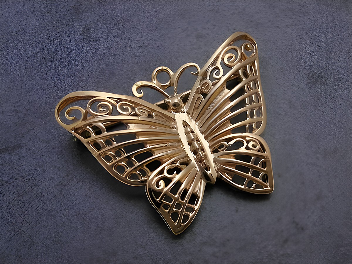Gold Brosche tierisch Gold 333 Schmetterling Anstecknadel Hersteller Juwelier Harnisch Broschen filigran gearbeitet mit geschwungenem Design und glänzender Oberflächenstruktur.