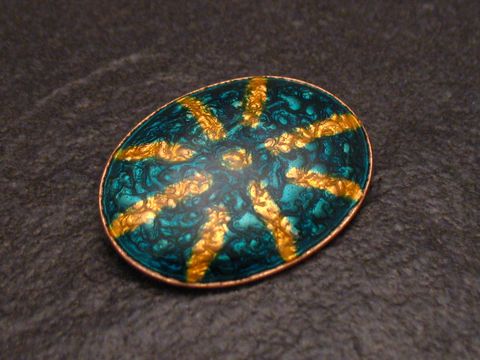 Brosche SUN in grün-gelb, aus Emaille, vergoldet, im Vintage-Stil, Hersteller Juwelier Harnisch, dekoratives Muster auf ovaler Form, ideal für Sammler und Liebhaber von Emaille Broschen.
