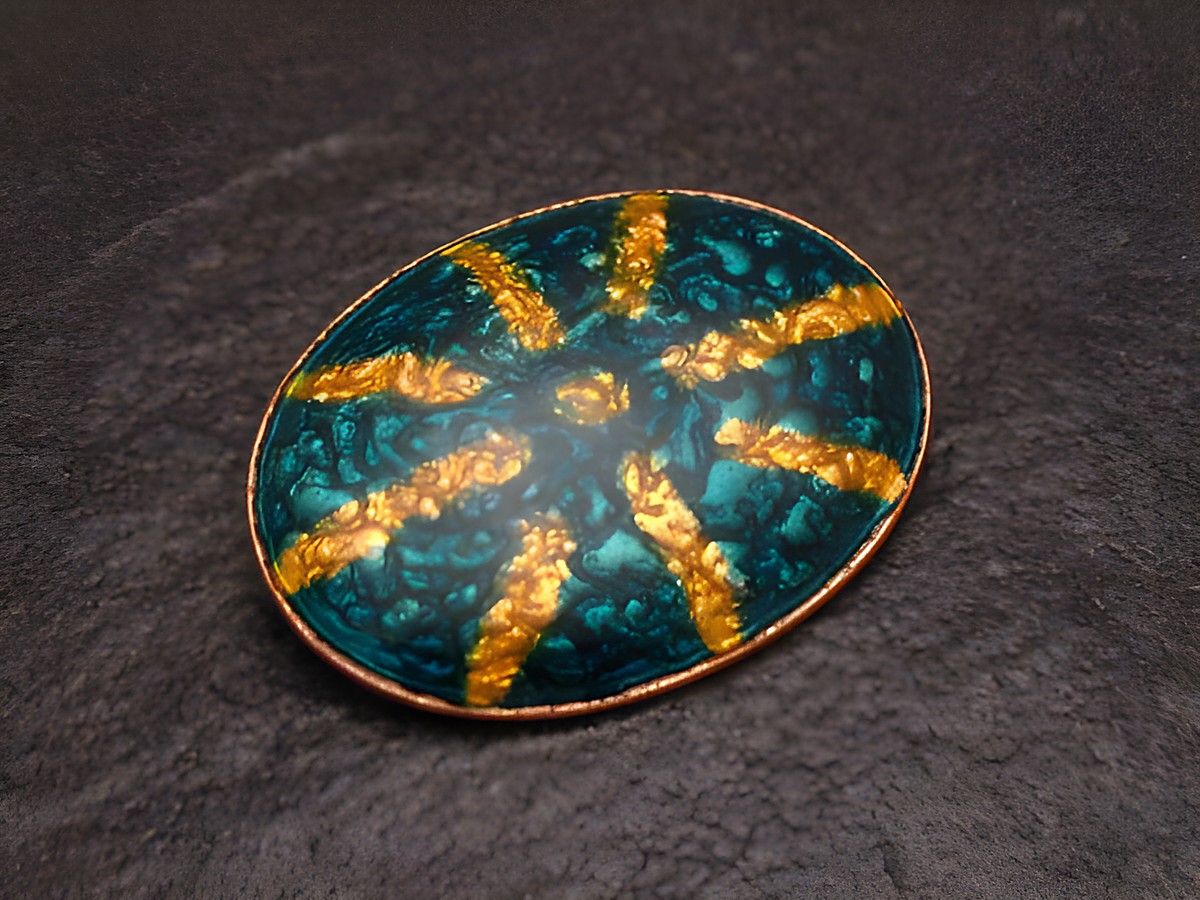 Brosche SUN in grün-gelb, aus Emaille, vergoldet, im Vintage-Stil, Hersteller Juwelier Harnisch, dekoratives Muster auf ovaler Form, ideal für Sammler und Liebhaber von Emaille Broschen.