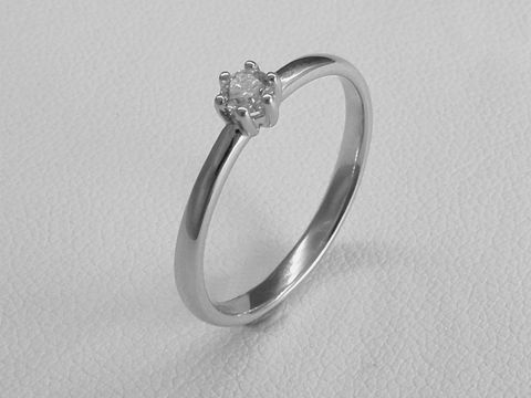 Verlobungsring aus 585 Weißgold mit einem brillantgeschliffenen 0,15 ct W/Si-Diamant, Größe 50, Hersteller Juwelier Harnisch. Elegantes und zeitloses Schmuckstück.
