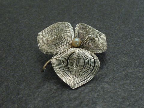 Filigrane City Brosche Handarbeit 33x33 mm in Blumenform mit einer Perle in der Mitte, Hersteller Juwelier Harnisch, idealer Modeschmuck für stilvolle Akzente.