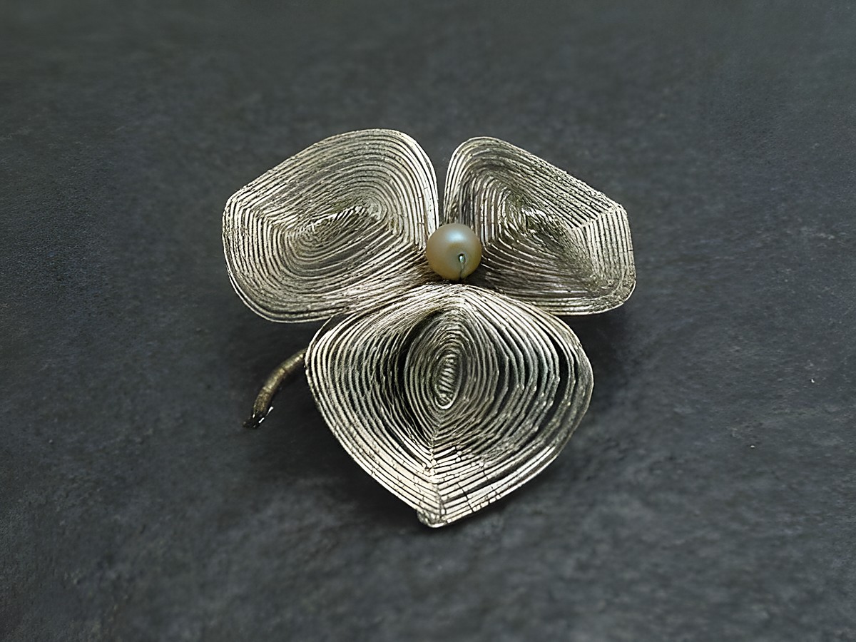 Filigrane City Brosche Handarbeit 33x33 mm in Blumenform mit einer Perle in der Mitte, Hersteller Juwelier Harnisch, idealer Modeschmuck für stilvolle Akzente.