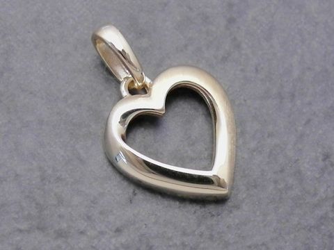 Offenes Herz aus Gold, plastisch gestaltet, mit einer durchlaufenden Öse, hergestellt von Juwelier Harnisch, ideal als Anhänger für Halsketten oder Armbänder.
