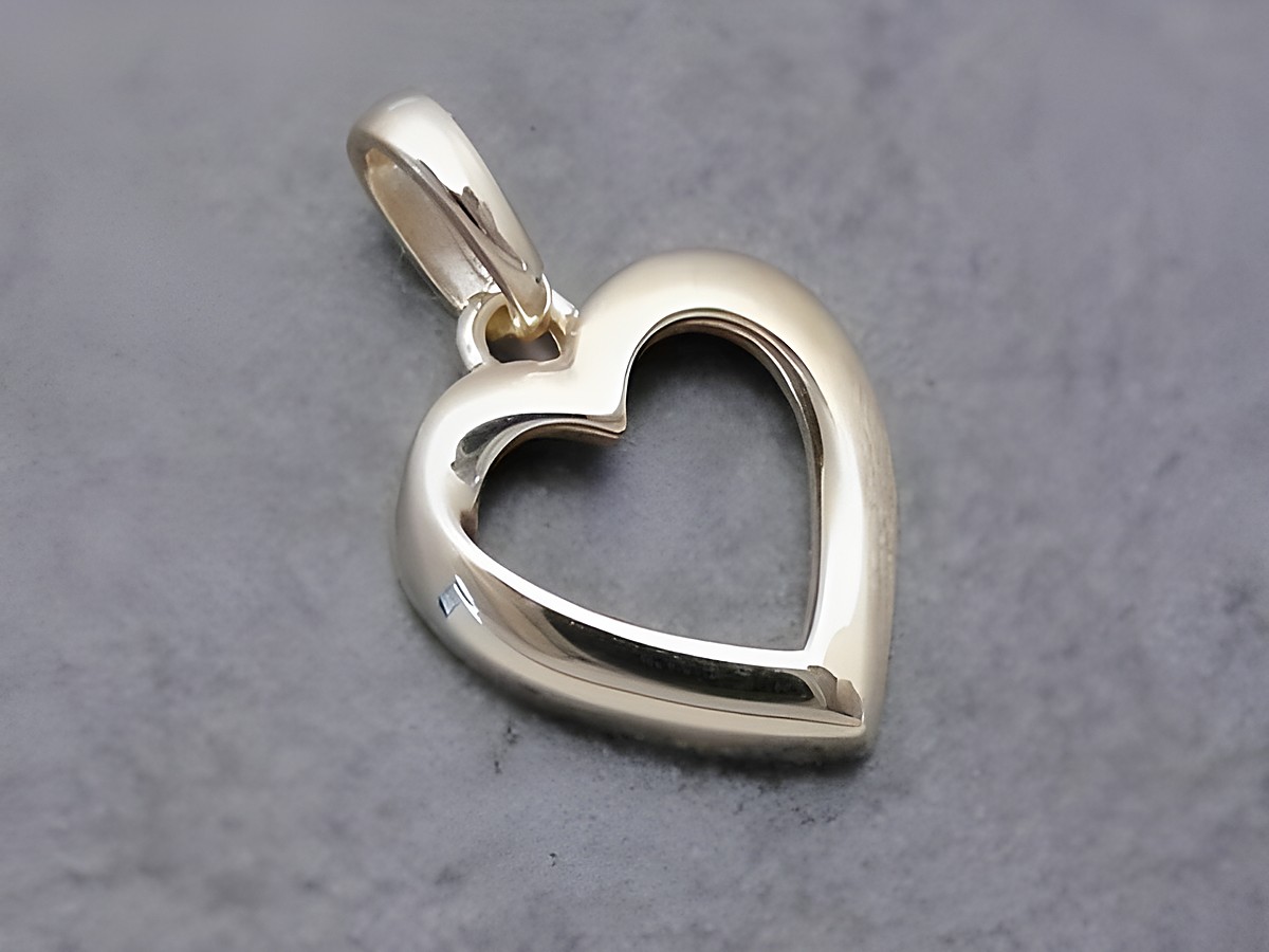 Offenes Herz aus Gold, plastisch gestaltet, mit einer durchlaufenden Öse, hergestellt von Juwelier Harnisch, ideal als Anhänger für Halsketten oder Armbänder.
