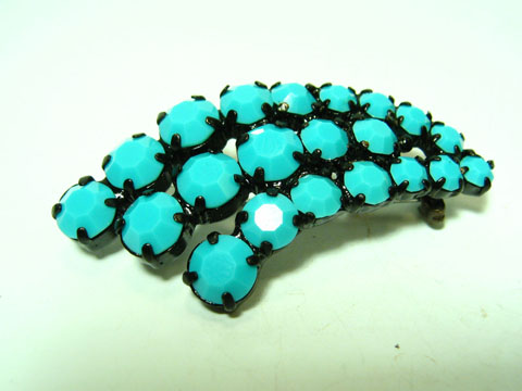 60363-0 Damen Brosche Welle türkis gefasst neu vom Hersteller Juwelier Harnisch, im Türkis Look, glänzende Steine in unterschiedlicher Anordnung, elegantes Schmuckstück für jedes Outfit.
