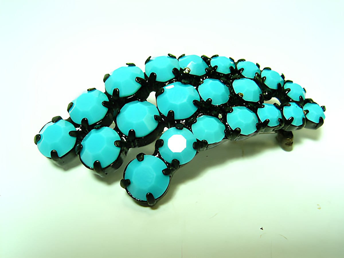 Damen Brosche Welle türkis gefasst neu vom Hersteller Juwelier Harnisch, im Türkis Look, glänzende Steine in unterschiedlicher Anordnung, elegantes Schmuckstück für jedes Outfit.