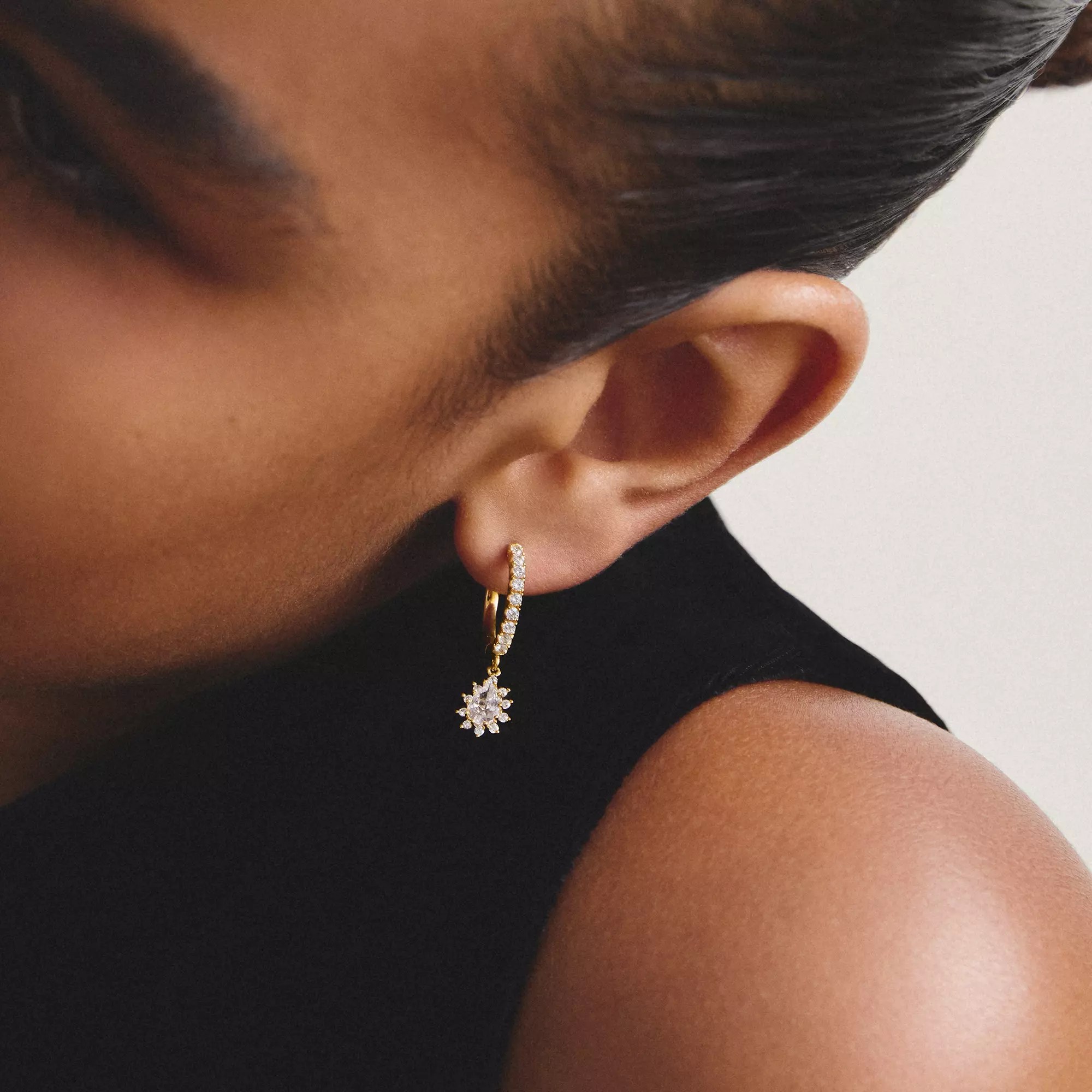 Thomas Sabo Creolen mit weißem Zirkonia in Tropfenform – vergoldet – 25 mm hoch – Ansicht 3