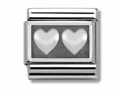 433010202-0 Doppelt herzförmiges Charm aus Silber von Nomination, Modell Classic - Silver 330102 02, mit glänzenden weißen Herzen auf einem grauen Hintergrund, ideal für Armbänder.