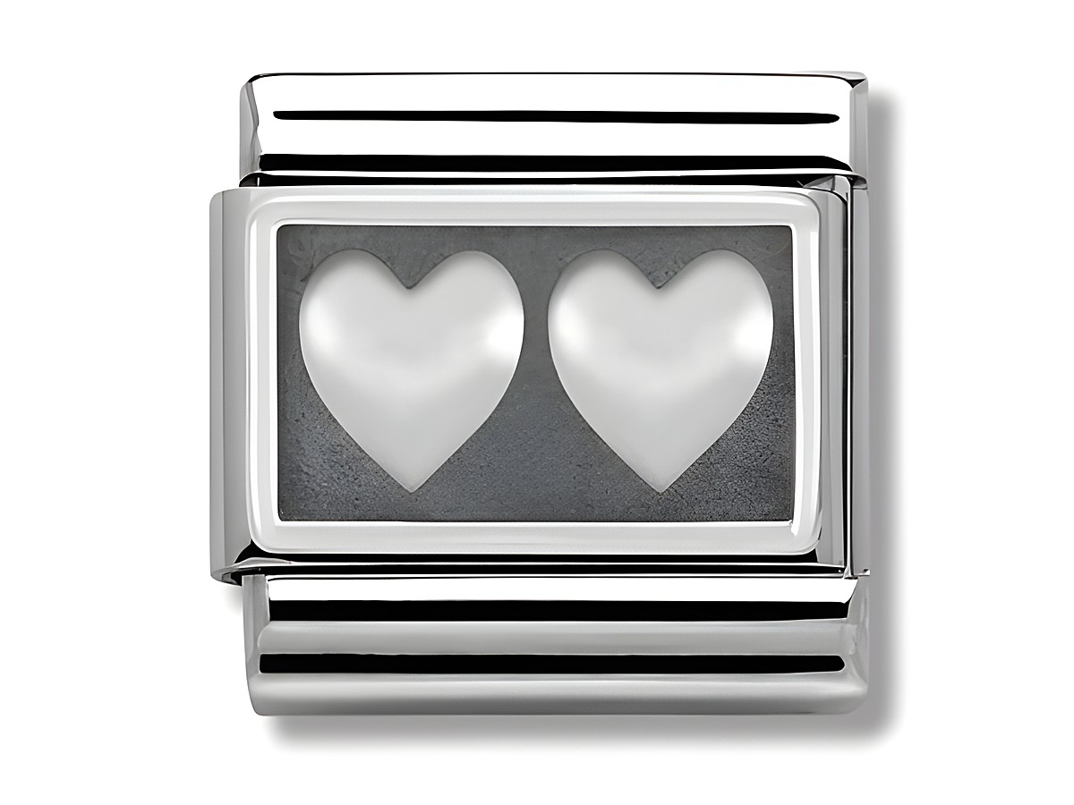 Doppelt herzförmiges Charm aus Silber von Nomination, Modell Classic - Silver 330102 02, mit glänzenden weißen Herzen auf einem grauen Hintergrund, ideal für Armbänder.