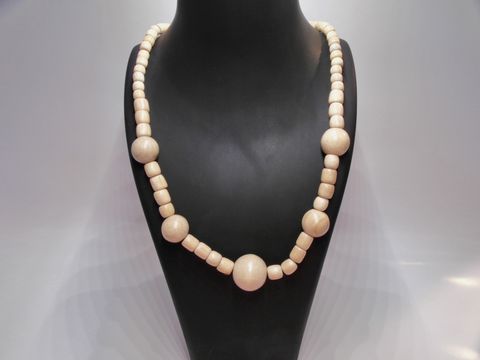 Holzkette aus naturbraunen Kugeln mit einem Durchmesser von 21 mm, Länge 60 cm, hergestellt von Juwelier Harnisch, ideal für natürlichen Holzschmuck.