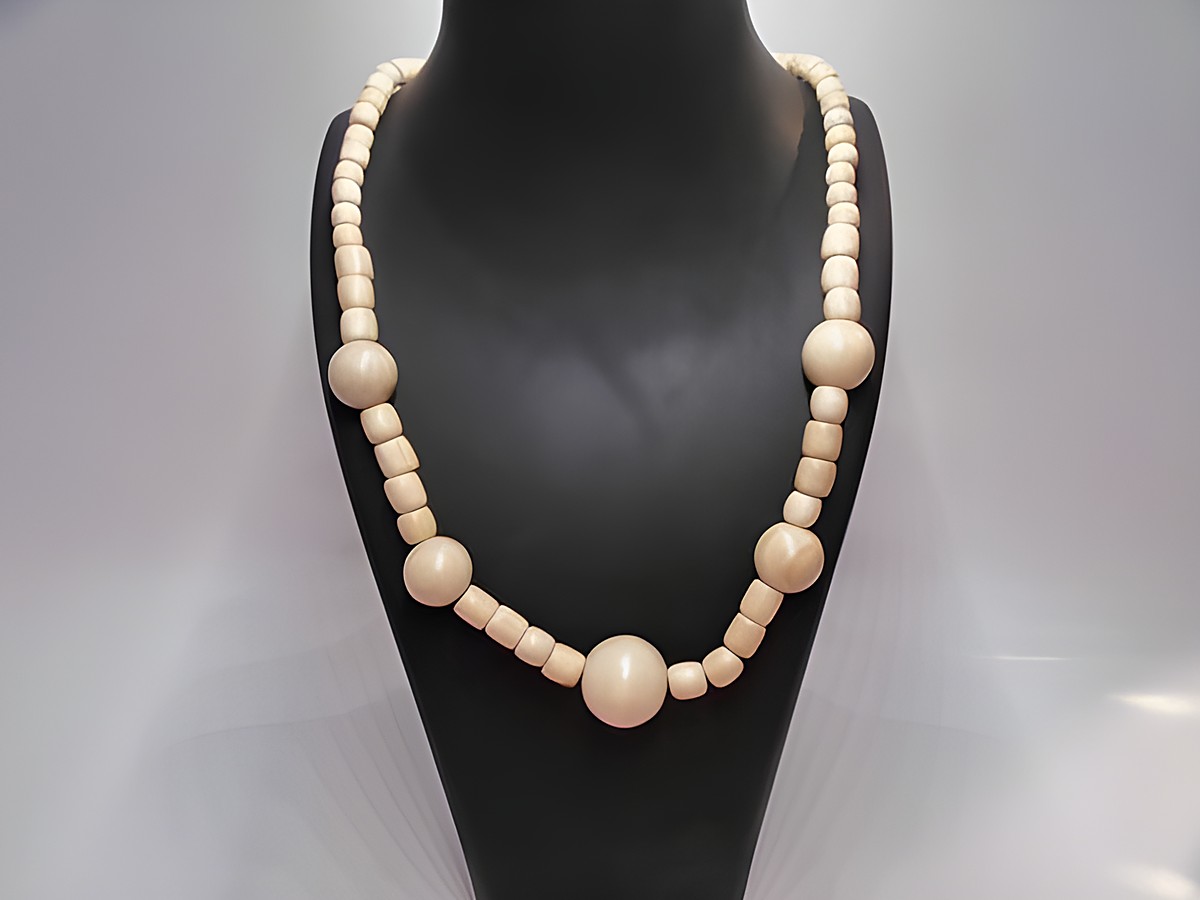 Holzkette aus naturbraunen Kugeln mit einem Durchmesser von 21 mm, Länge 60 cm, hergestellt von Juwelier Harnisch, ideal für natürlichen Holzschmuck.