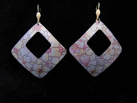 Bunte Ohrringe in quadratischer Form mit floralem Muster, hergestellt von Juwelier Harnisch, ideal für modebewusste Frauen, perfekt kombinierbar mit Ear Cuffs.