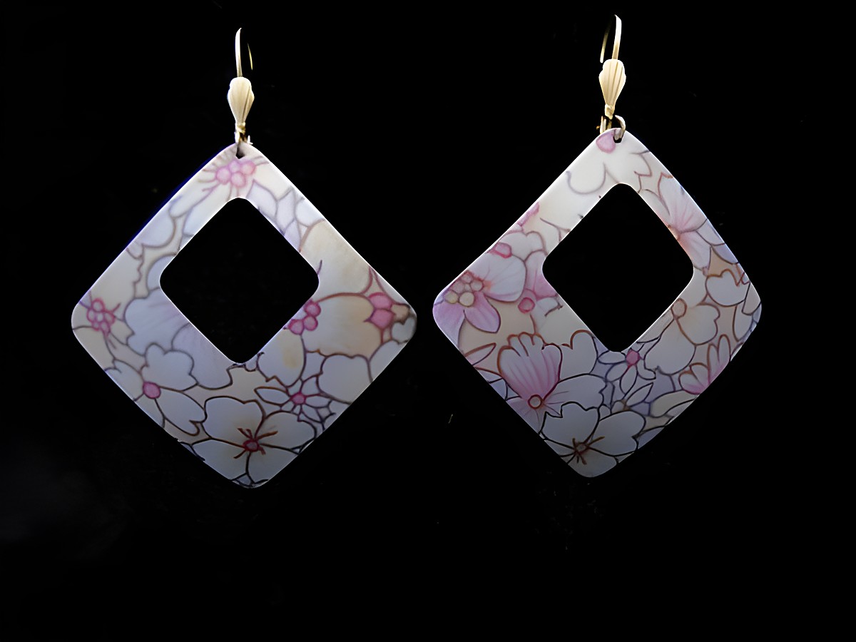 Bunte Ohrringe in quadratischer Form mit floralem Muster, hergestellt von Juwelier Harnisch, ideal für modebewusste Frauen, perfekt kombinierbar mit Ear Cuffs.