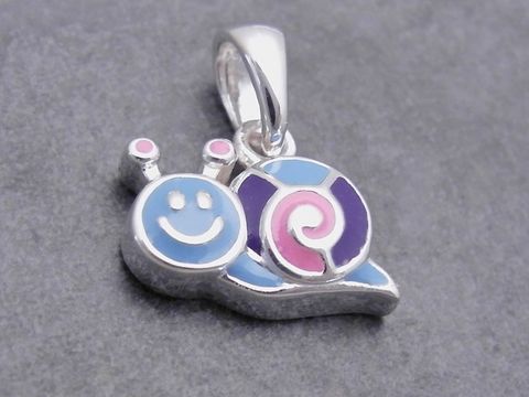 Silber Anhänger in Form einer putzigen Schnecke mit lächelndem Gesicht, lackiert in blau, pink und lila, Hersteller Juwelier Harnisch.