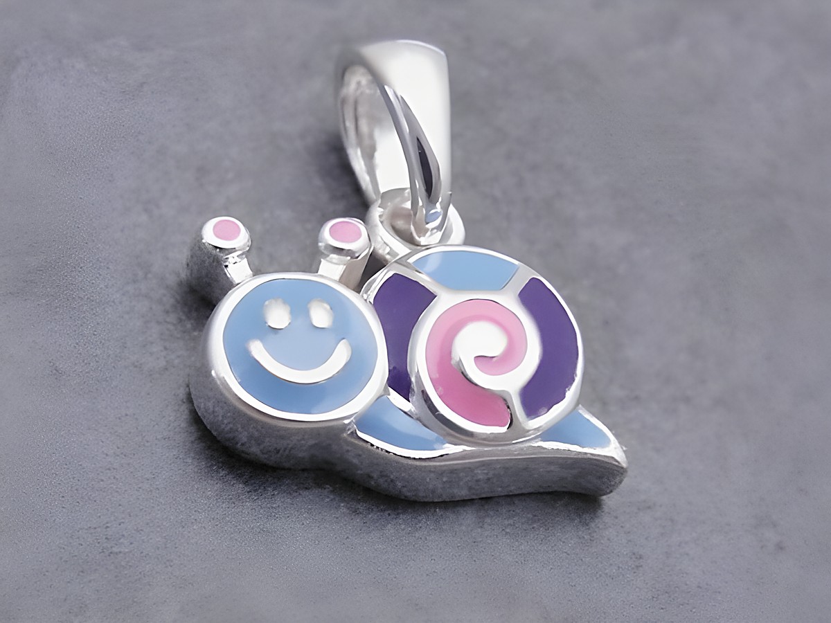 Silber Anhänger in Form einer putzigen Schnecke mit lächelndem Gesicht, lackiert in blau, pink und lila, Hersteller Juwelier Harnisch.