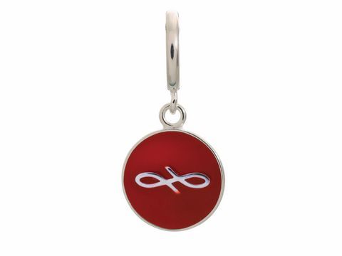 Silberner Charm von Endless mit rotem Endless Coin Anhänger, dekoriert mit einem stilisierten, silbernen Symbol in der Mitte, ideal für Schmuckliebhaber.