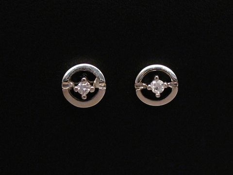 Moderne Ohrringe aus Weißgold 585 mit einem Diamanten von 0,06 ct. W/P1, hergestellt von Juwelier Harnisch. Elegantes Design mit funkelnden Details, ideal für jeden Anlass.