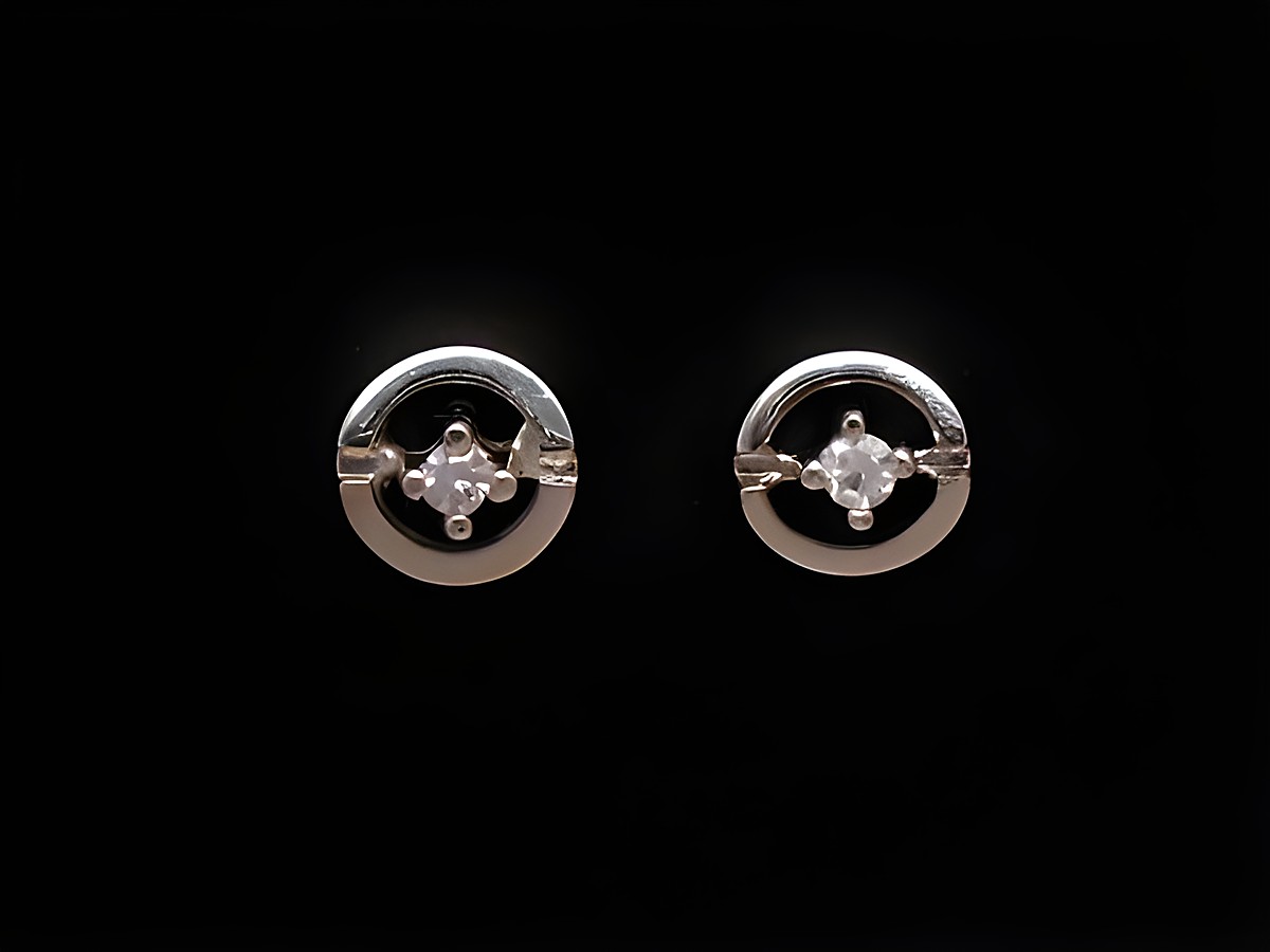 Moderne Ohrringe aus Weißgold 585 mit einem Diamanten von 0,06 ct. W/P1, hergestellt von Juwelier Harnisch. Elegantes Design mit funkelnden Details, ideal für jeden Anlass.