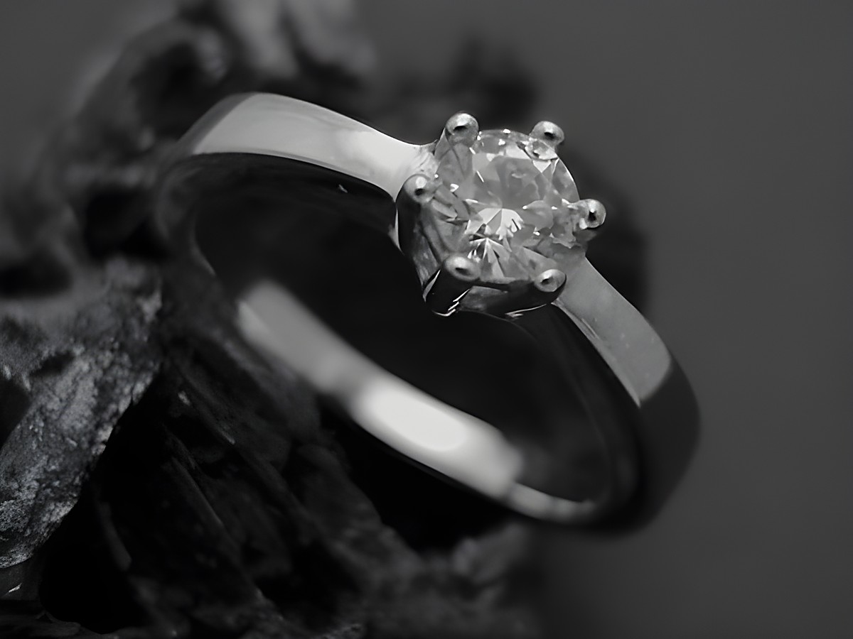 Silberring mit Krappenfassung, 5,9 mm Zirkonia in der Mitte, aus rhodiniertem Sterling Silber, Größe 56, Hersteller Juwelier Harnisch, elegant und schlicht im Design.