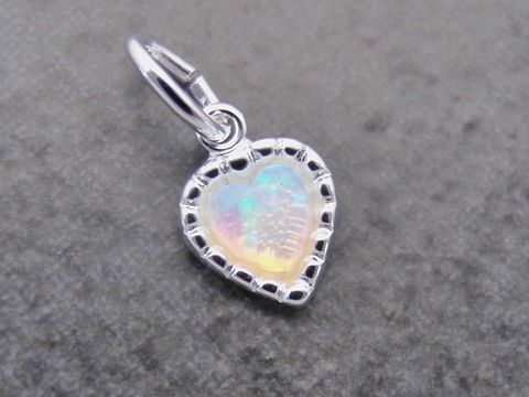 Zierlicher Silber Anhänger in Herzform mit synthetischem opal in weiß opalbunt, Hersteller: Juwelier Harnisch, Perlen & Steine.