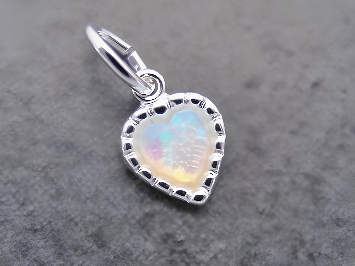 Zierlicher Silber Anhänger in Herzform mit synthetischem opal in weiß opalbunt, Hersteller: Juwelier Harnisch, Perlen & Steine.