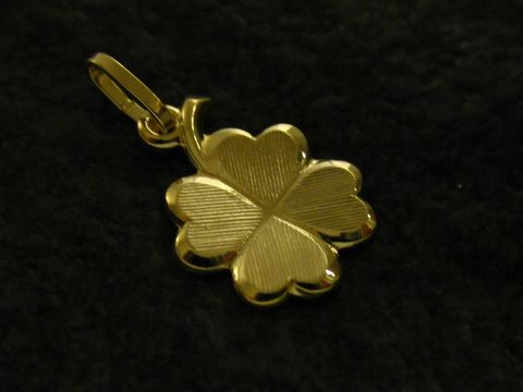 46704-0 Goldanhänger in Form eines polierten Kleeblatts, detailreich strukturiert, hergestellt von Juwelier Harnisch, als Glücksbringer geeignet.