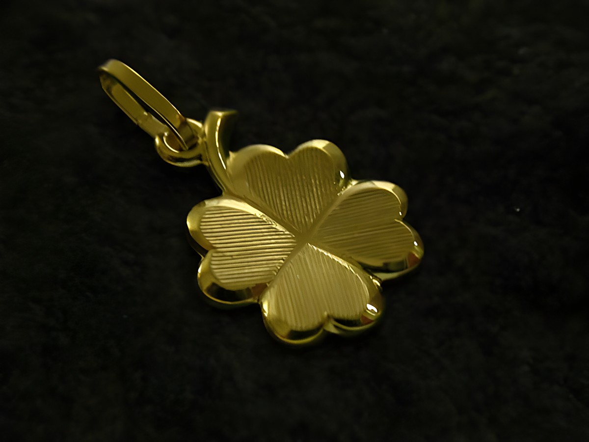 Goldanhänger in Form eines polierten Kleeblatts, detailreich strukturiert, hergestellt von Juwelier Harnisch, als Glücksbringer geeignet.
